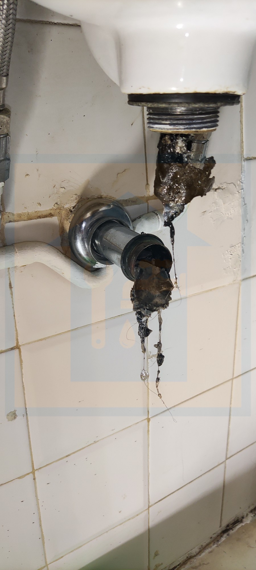 Βουλωμένος νιπτήρας μπάνιου με νερά που λιμνάζουν